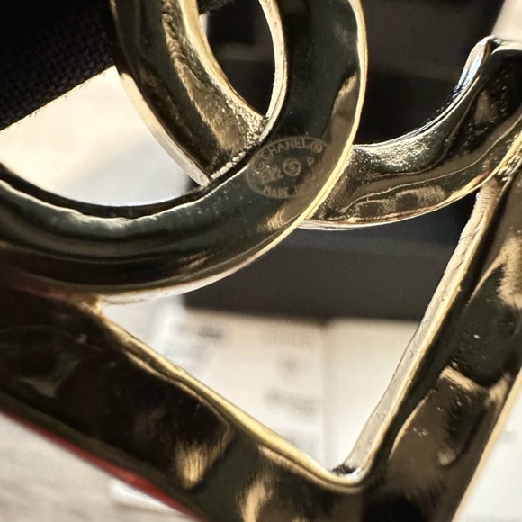 CHANEL 2022P GOLD HEART METAL BROOCH GOLDEN WITH CC LOGO NIB - Picture 4 of 6